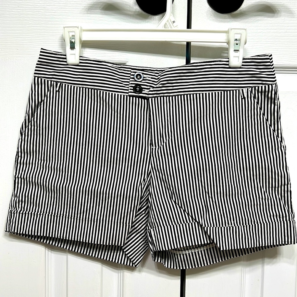 Vertigo Paris Women’s Shorts Dress Pin Stripe Flat Front Size 6
